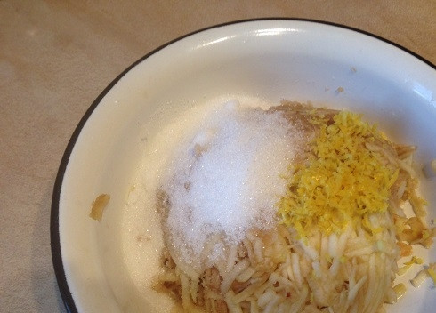 1. Этап. Рулет быстрый: Смешиваем натертые яблоки с 3 ложками сахара, лимонной цедрой и лимонным соком.