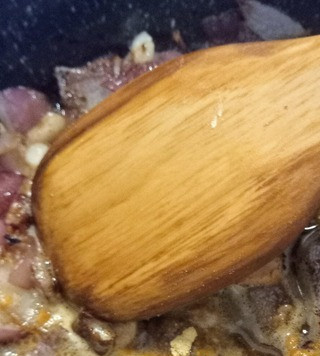 1. Этап. Рыбное карри по рецепту из Шри-Ланки: На дне глубокой ёмкости разогреть кокосовое масло, добавить лук и готовить до размягчения минут 5. Добавить чеснок, корицу и имбирь и готовить ещё две минуты, постоянно помешивая.