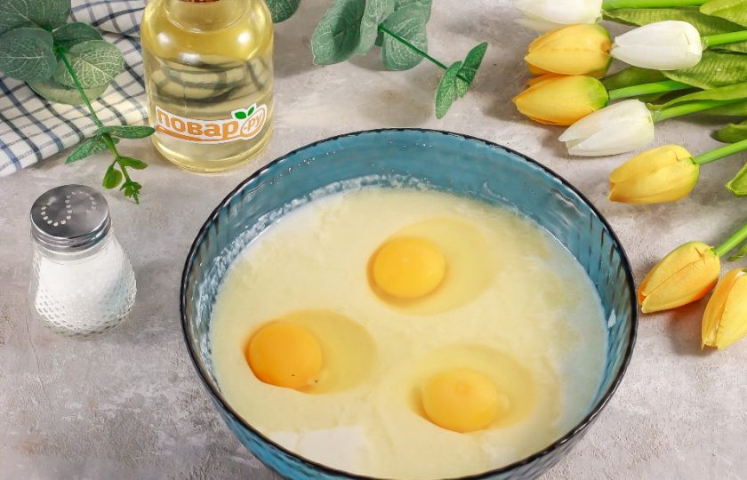 1. Этап. Манно-яблочный пирог Сочный: Спустя указанное время вбейте в емкость куриные яйца и взбейте.