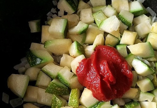 1. Этап. Тефтели с кабачком в томатном соусе: Выкладываем кабачки, обжариваем немного, перемешиваем. Не нужно их обжаривать до готовности, они дойдут в духовке. Добавляем томатную пасту.