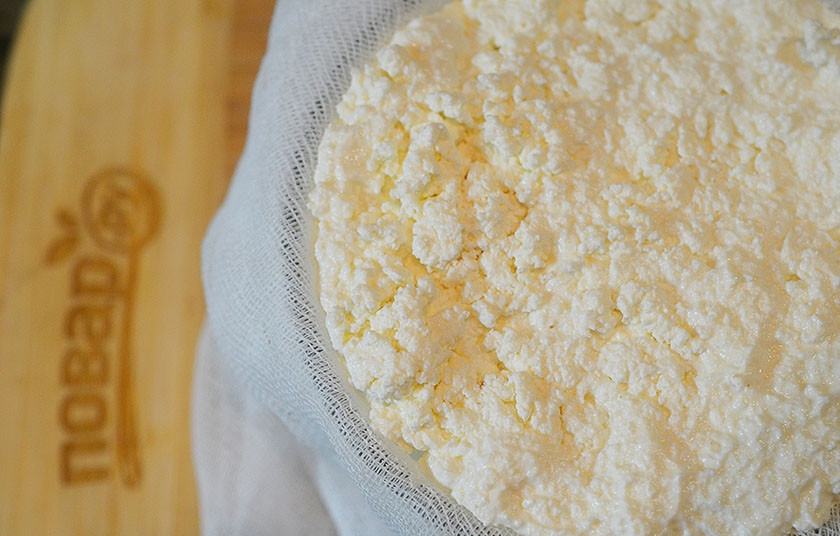 1. Этап. Пасха со вкусом Тирамису: 7. Сверху выложите оставшуюся творожную массу. Накройте краями ткани, поставьте груз. Через пару часов уберите в холодильник на 8-10 часов.