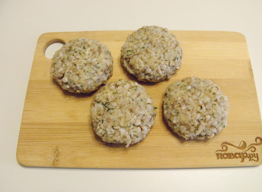 1. Этап. Постные котлеты из гречки: Мокрыми руками сформуйте котлеты.