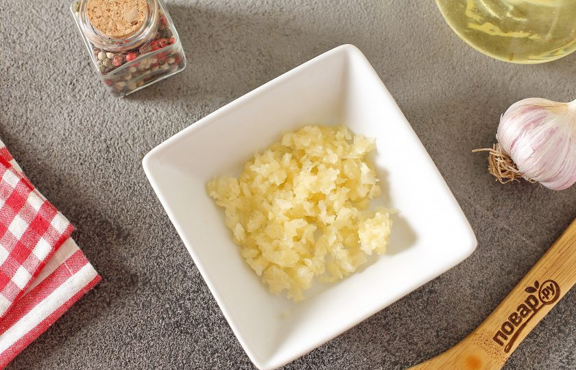 1. Этап. Баклажаны с чесноком жареные на зиму: Чеснок пропустите через пресс.