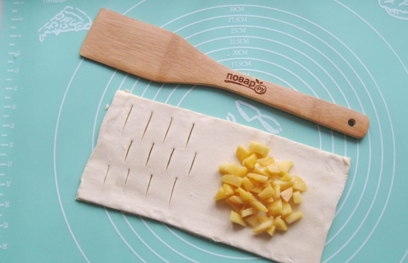 1. Этап. Фруктовые пирожки: 8. На другую половину выложите яблоки.