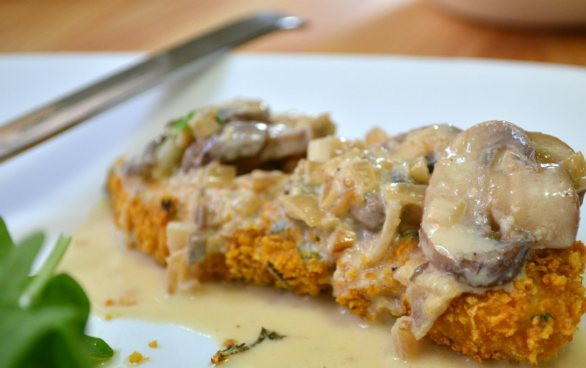 1. Этап. Курица под соусом с грибами: 3. Подавайте курочку порционно с зеленым салатом и соусом. Приятного аппетита!