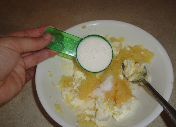 1. Этап. Творожный десерт с тропическими фруктами: 2. Добавьте по вкусу сахар.