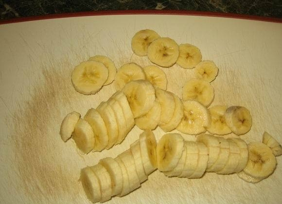 1. Этап. Творожная запеканка с персиками: Бананы нарезать.