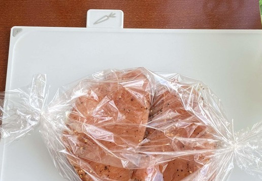 1. Этап. Салат Цезарь с индейкой: Филе индейки по - мексикански, поместите в пакет для запекания и поставьте в разогретую до 170* духовку на 30 минут. Затем пакет разрезать, филе смазать выделившимся соком ( или оливковым маслом) и поставить обратно в духовку на 10 минут, для румяной корочки.