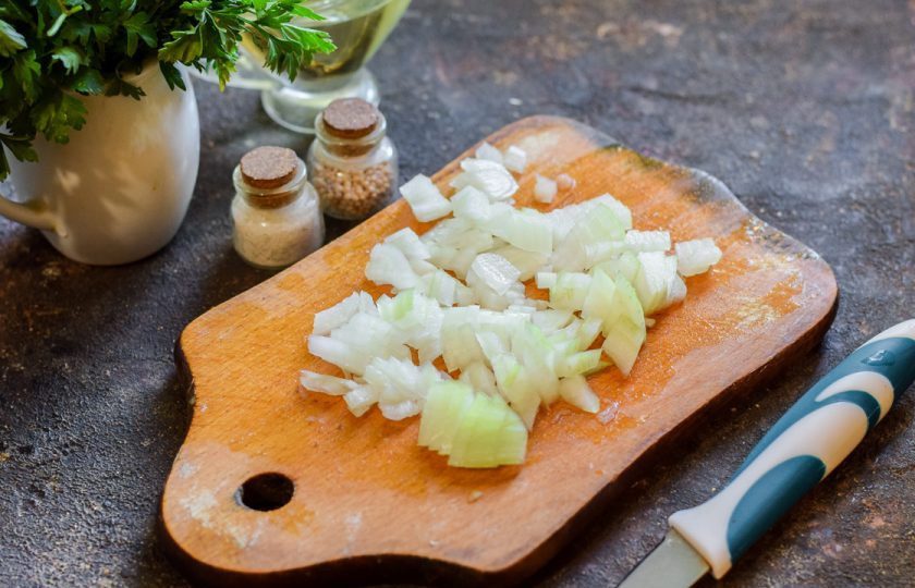 1. Этап. Курица по-шанхайски: Репчатый лук очистите и сполосните, нарежьте мелкими кубиками.