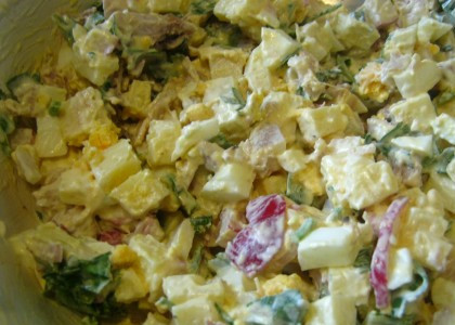 1. Этап. Салат Фиалка: 5. Приготовленную заправку отправить в салатник, перемешать.