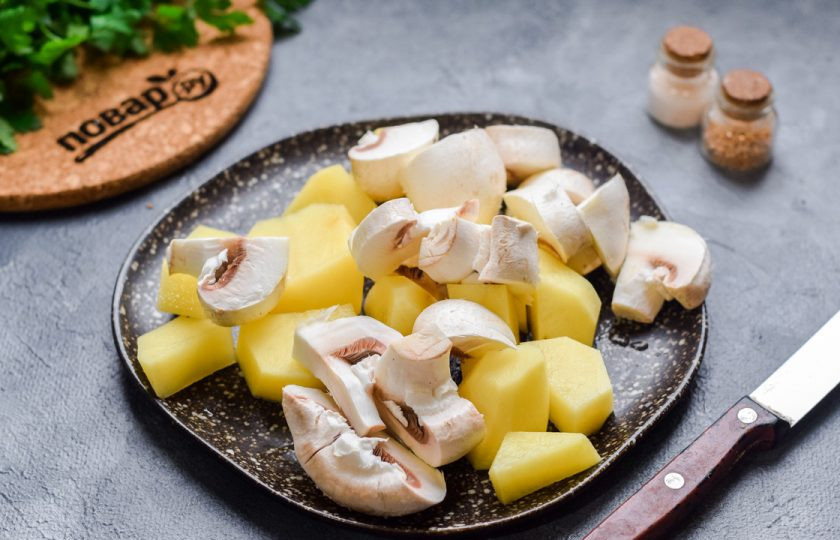 1. Этап. Рыба запеченная с грибами и картофелем: Шампиньоны протрите и нарежьте крупно.