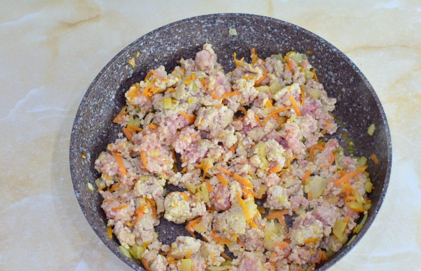 1. Этап. Макароны с фаршем и белыми грибами: Затем добавьте в сковороду мясной фарш. Перемешайте. Обжаривайте все вместе еще 7-10 минут. За это время фарш поменяет цвет.