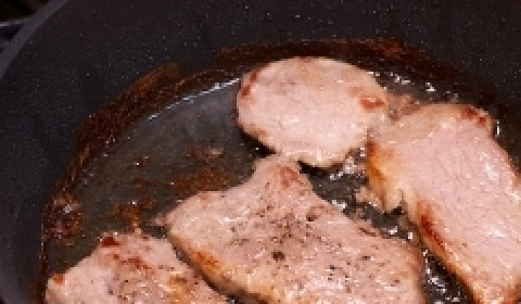 1. Этап. Сочные отбивные: Жарить отбивные на сильном огне с двух сторон - по 2-3 минуты с каждой. смысл в том, чтобы в кипящем масле запанированное мясо сразу схватилось корочкой и не потеряло сок.