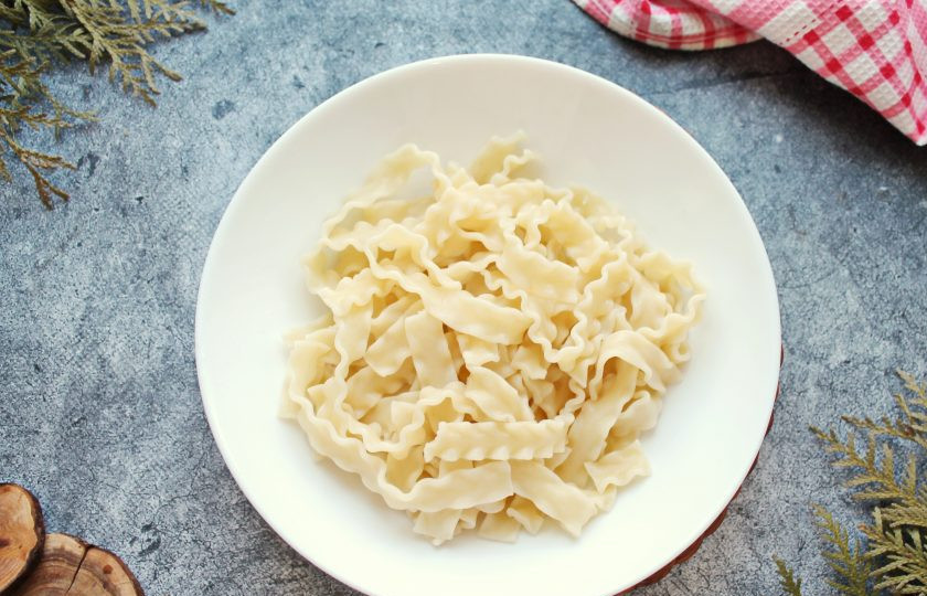 1. Этап. Паста с осьминогом в томатном соусе: В кастрюлю налейте воду, посолите и доведите до кипения. Опустите пасту и варите, как указано в инструкции. Откиньте на сито, дайте стечь воде и переложите по тарелкам. После этого добавьте осьминога в томатном соусе, посыпьте тертым сыром и подавайте к столу.