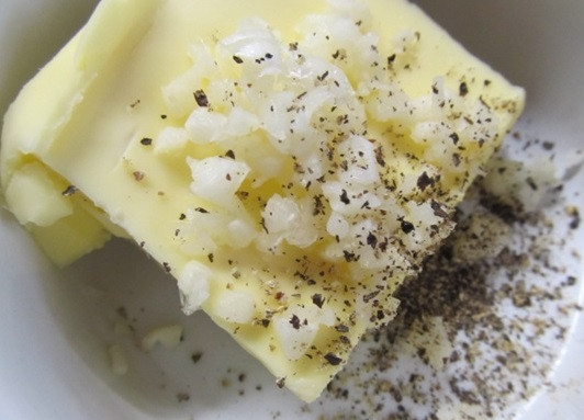 1. Этап. Кукуруза, запеченная в фольге с чесноком: В первую очередь нужно подготовить смесь, которая придаст кукурузе не только нежную структуру, но и обогатит ее вкус! Итак, смешайте размягченное сливочное масло, половину морской соли, мелко нарезанные или измельченные при помощи чесночницы дольки чеснока и молотый черный перец.