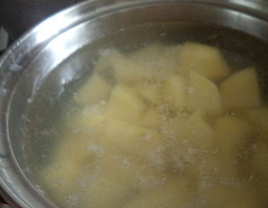 1. Этап. Сибирский рыбный пирог: 2. Картофель нужно отварить до готовности, после чего сделать из него пюре, не добавляя молоко или воду, а только немного сливочного масла.