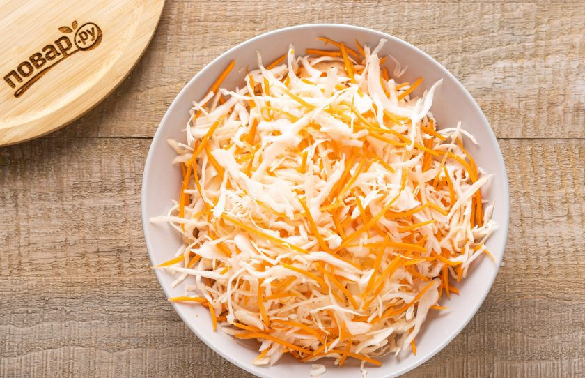 1. Этап. Капуста маринованная лимоном: Соедините капусту с морковью, перемешайте и слегка обомните руками. Добавьте лимонный сок в миску. Ещё раз перемешайте.