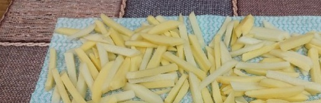 1. Этап. Картофель фри моей мечты: 5. Ломтики картофеля необходимо просушить, чтобы влага максимально испарилась. Удобнее всего разложить ломтики картофеля на бумажную салфетку или полотенце.