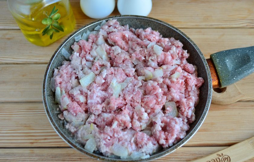 1. Этап. Паста Аль форно: Добавьте фарш, соль, перец и доведите до готовности. Жарьте под крышкой, периодически помешивая, разбивая комки фарша.