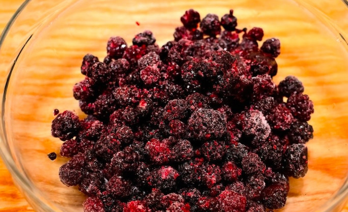 1. Этап. Вкусный пирог: Ягоды помойте и засыпьте половиной сахара в сотейнике, варите минут 10.