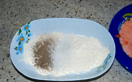 1. Этап. Сазан жареный с луком: 3. Кстати, икру и молоки я также рекомендую жарить. Муку соедините с солью и перцем. Рыбку также немного подсолите. Можно добавить специи, сушеные травы или взбрызнуть соком лимона, например.