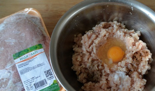 1. Этап. Полпеттоне из индейки: Кладём в фарш сырое яйцо, соль, перец, мускатный орех. Не кладите много соли, начинка будет солёной. Хорошо вымешиваем фарш.