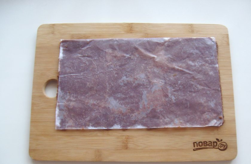 1. Этап. Профитроли с кракелюром: Раскатайте тесто для кракелюра между двумя листами пергамента. Отправьте в морозильную камеру минимум на час.