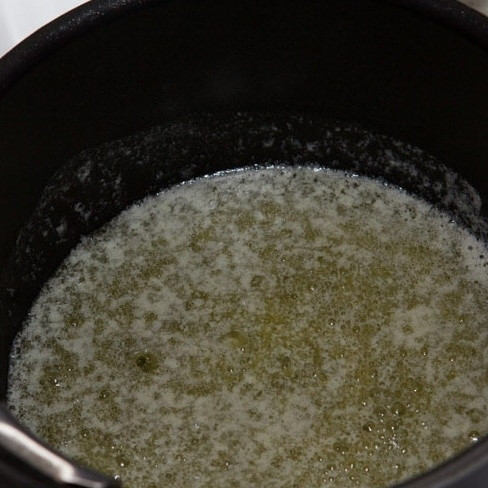 1. Этап. Лазанья с мясом: Теперь настало время приготовления соуса бешамель. Кладем сливочное масло в кастрюльку, ставим на средний огонь, растапливаем масло.