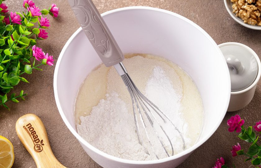 1. Этап. Пирог Равани: Перемешайте. Добавьте манку, муку, разрыхлитель и соду.