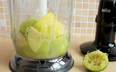 1. Этап. Коктейль из яблока и сельдерея: Туда же добавляем нарезанные и очищенные яблоки и сок половины лайма. Вновь измельчаем до однородности.