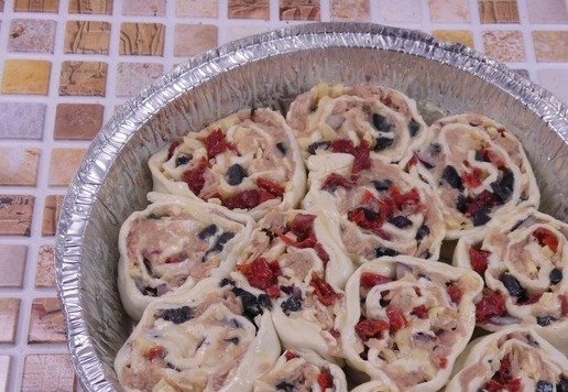 1. Этап. Пирог с тунцом и маслинами: Форму для запекания (у меня круглая, 20 см) смазать сливочным маслом. Переложить в нее рулетики, вплотную друг к другу, одним из срезов вниз. Пирог смазать взбитым яйцом. Выпекать 45 минут в прогретой до 180 градусов духовке.