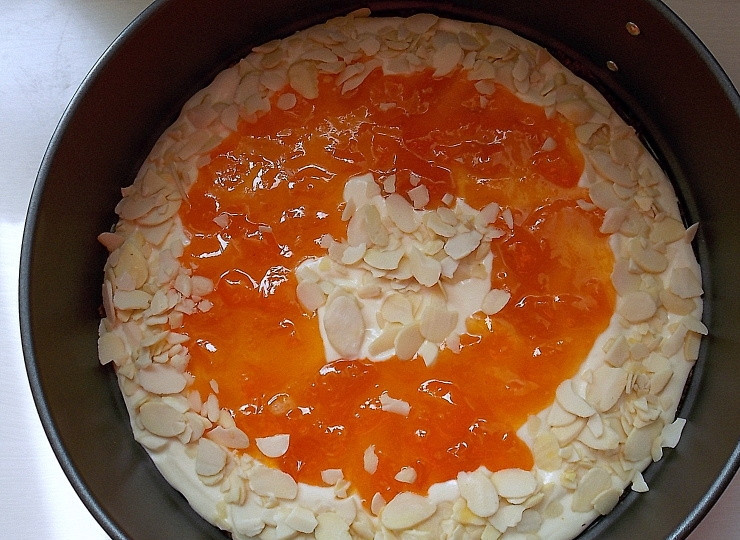 1. Этап. Торт с джемом и сыром Филадельфия: Засыпьте белое пространство обжаренным миндалем.