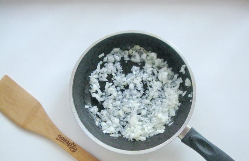 1. Этап. Суп Харчо с пшеном: Налейте подсолнечное масло и пассеруйте лук до прозрачности на небольшом огне.