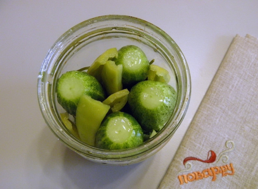 1. Этап. Соленые огурчики на зиму: У огурчиков срежьте хвостики, уложите плотно в банки, вставьте болгарский перчик, порезанный полосочками.