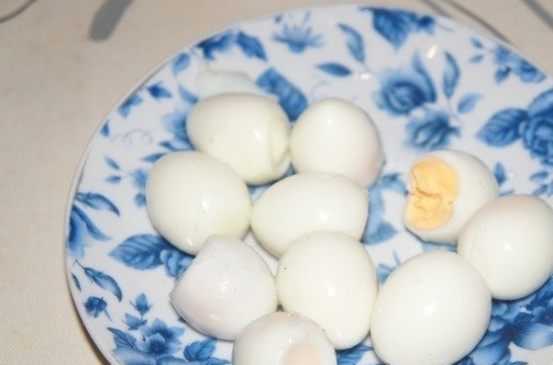 1. Этап. Рулеты из блинов с семгой: Вареные перепелиные яйца очищаем от скорлупы.
