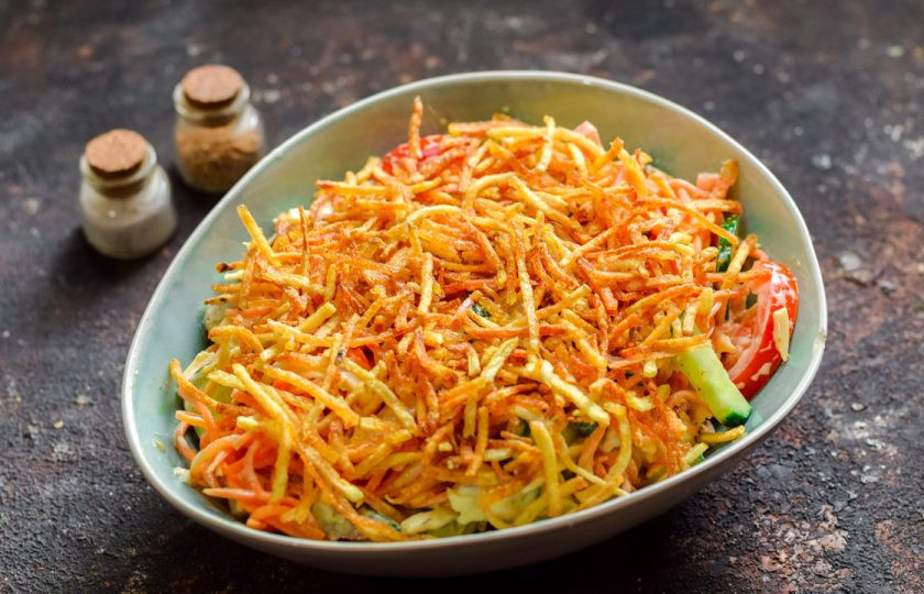 1. Этап. Салат Муравейник с корейской морковью: Посыпьте салат картофелем фри. Готовый салат сразу же подавайте к столу.