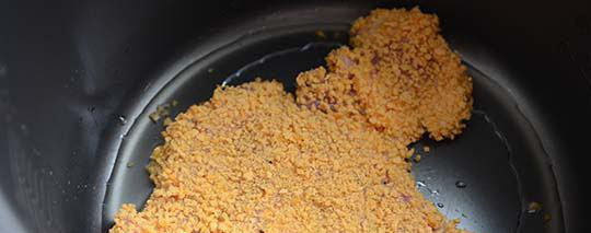 1. Этап. Отбивные из свинины в мультиварке: И обвалять в панировочных сухарях. В чашу мультиварки вливаем масло, кладем сверху отбивную и готовим в режиме 