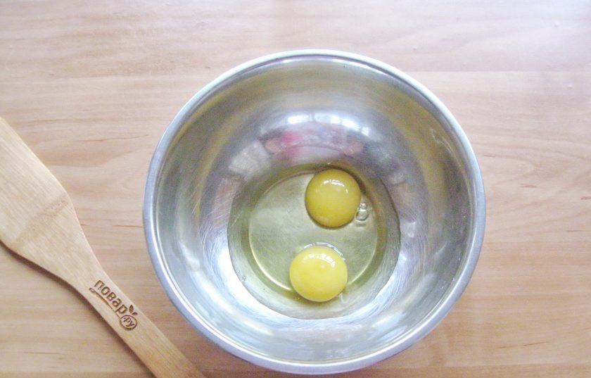 1. Этап. Пирог с судаком: Приготовьте тесто для пирога. В миску выложите яйца.