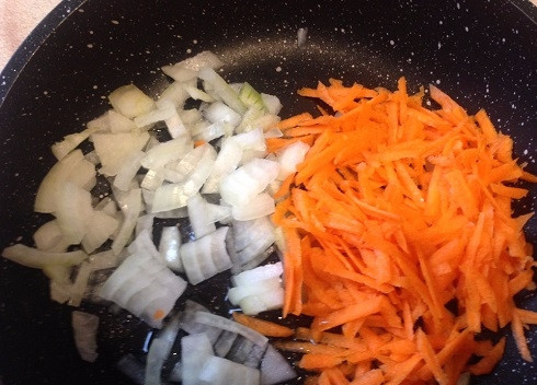 1. Этап. Тефтели с рисом и овощным соусом: Одну небольшую морковку и луковку измельчаем, лук нарезаем мелкими кубиками, а морковь натираем на терке. Обжарим до мягкости со столовой ложкой растительного масла.