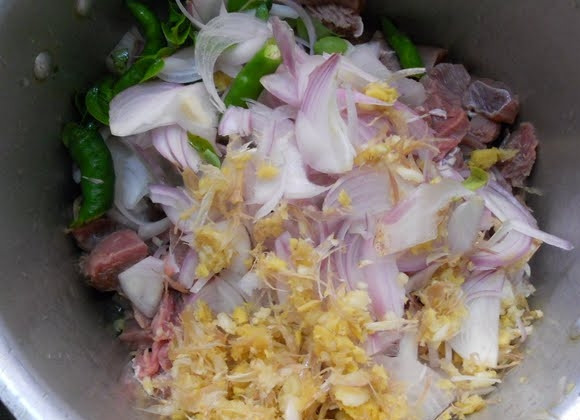 1. Этап. Томленная говядина со специями: 4. А следом лук, имбирь, чеснок, чили и соль по вкусу.