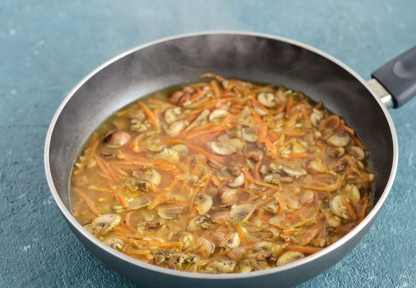 1. Этап. Бурый рис с грибами: Нагрейте в сковороду горячей воды так, чтобы она покрывала рис на 5 мм. Убавьте огонь на минимальный и тушите 35 минут.