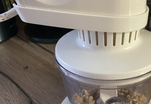 1. Этап. Творожные мини-рогалики с орехом и изюмом: Пока тесто охлаждается, приготовить начинку из грецких орехов и изюма. Грецкие орехи измельчить в комбайне либо просто ножом (можно покрупнее, можно помельче, как больше нравится).