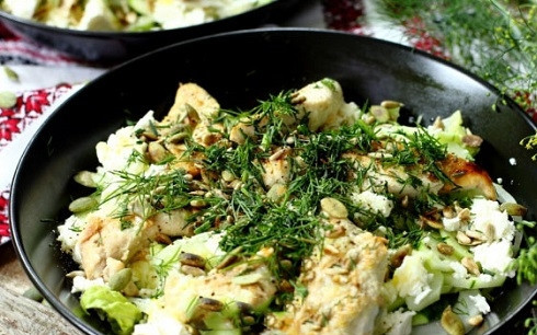 1. Этап. Салат из куринной грудки: Поливаем заправкой, посыпаем перцем, добавляем еще нарезанного укропа и семечки.