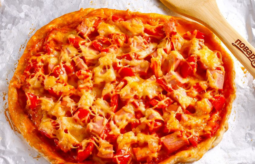 1. Этап. Пицца Мужская: Извлеките готовую пиццу и украсьте ее маслинами, оливками, свежей зеленью — по желанию.