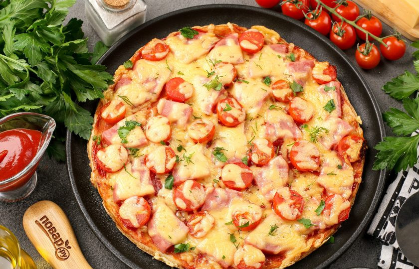 1. Этап. Пицца на сковороде без сметаны и кефира за 10 минут: Готовую пиццу переложите на блюдо и сразу подавайте к столу. Приятного аппетита!