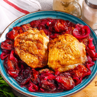 Курица со сливой в духовке