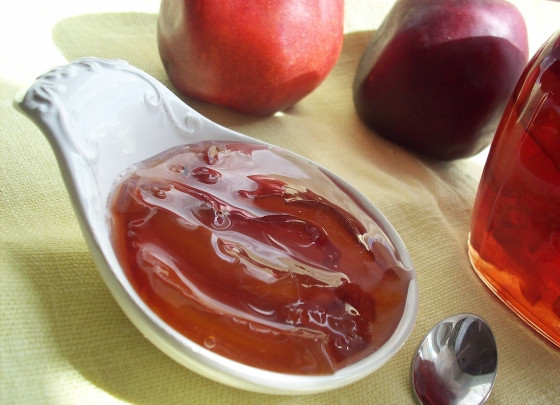 1. Этап. Десерт из нектаринов: Теперь ставим на медленный огонь и варим, снимая пенку. Готовность определяем как обычно. Если капнуть на блюдечко и капля не растекается-значит готово. Получается где-то две поллитровых баночки варенья. Наш десерт из нектаринов готов!