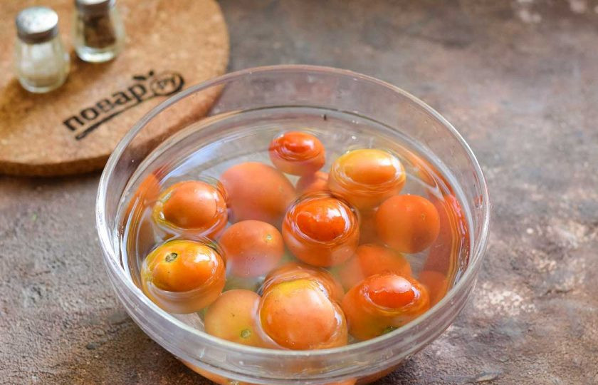 1. Этап. Помидоры Под снегом без уксуса: Помидоры вымойте и просушите. Выбирайте некрупные томаты. Сделайте проколы шпажкой у места роста плодоножки.