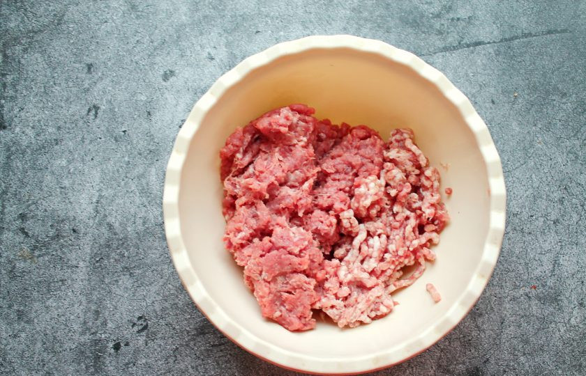 1. Этап. Котлеты из косули: Проверните мясо и бекон через мясорубку с мелкой решеткой.