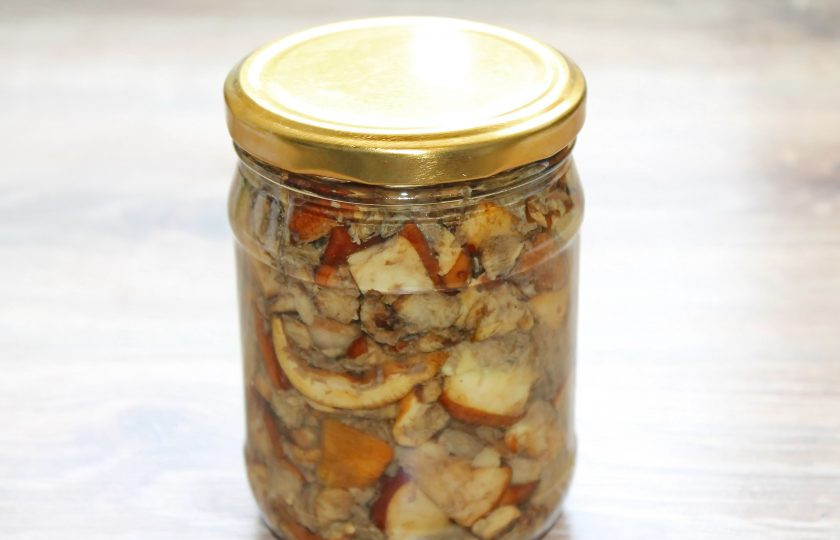 1. Этап. Жареные боровики: В прокипяченные, сухие крышки налейте немного масла со сковороды и закатайте банки. Остудите и храните в холодном, темном месте.